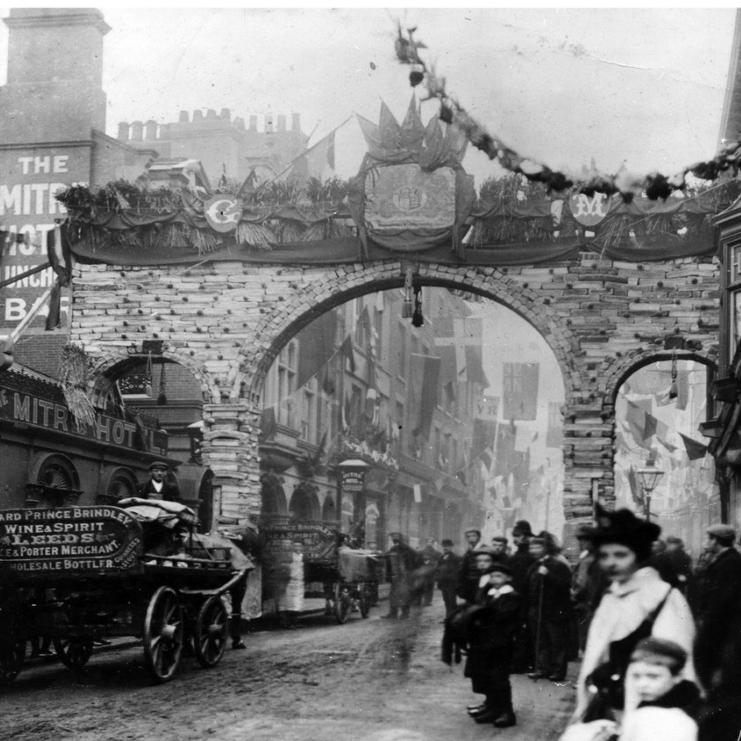 1500 bread rolls forming an arch in Leeds City Centre, 1894