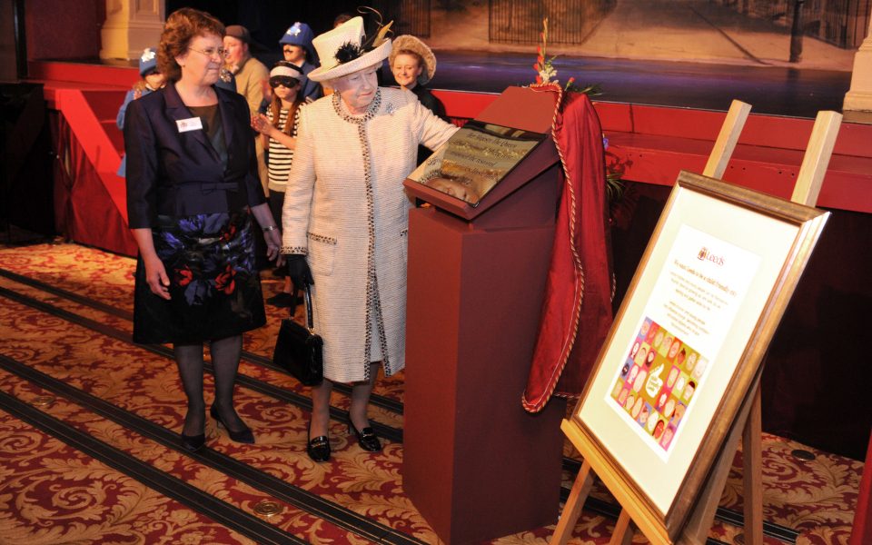 The Queen and Cllr Judith Blake unveiling a bronze plaque