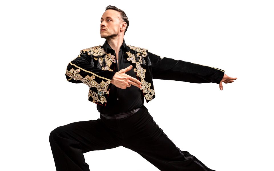 Kevin Clifton lunging in a dance pose
